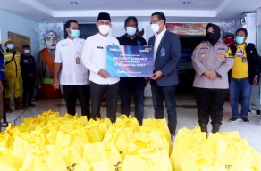 Bank Mandiri Salurkan 100.000 Paket Sembako Kepada Masyarakat