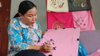 Kerudung Lukis Tusuk Gigi dari Tulungagung, Cocok Dipakai Saat Lebaran