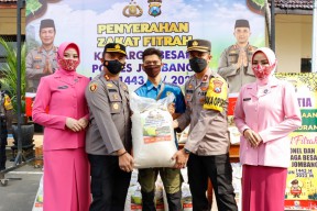 Hasil Zakat Fitrah Anggota, Polres Jombang Salurkan ke Masyarakat dan Panti Asuhan