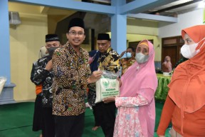 Dengarkan Aspirasi Masyarakat, Gus Muhdlor Keliling Sambil Bagikan Beras Zakat Fitrah