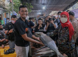 Gubernur Khofifah Tebas Bandeng Kawak Seberat 7 Kg di Pasar Bandeng Gresik