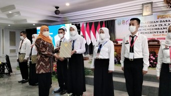 Tutup Latsar CPNS 2022, Gubernur Khofifah Tekankan Pentingnya Membangun Konektivitas Lintas Profesi