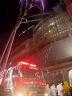 10 Mobil Damkar Diturunkan Dalam Kebakaran Tunjungan Plaza Surabaya