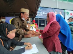 Bagikan Migor, Ketua Dewan Dicurhati Pedagang