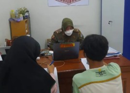 Hemmm, Dua Anak Bau Kencur Ini Berduaan di Kamar Mandi Alun-alun Gresik