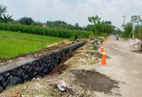 Jadi Sorotan, Pekerjaan TPT di Dusun Kebonsari Sukorejo Diduga Asal-asalan