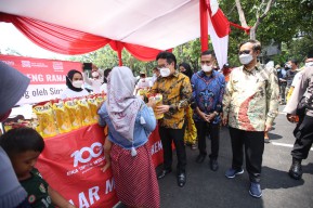 Sinarmas Gelontorkan Minyak Goreng Kemasan Murah