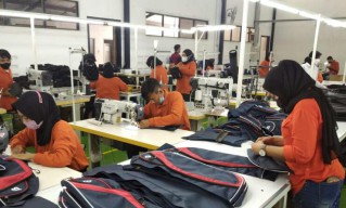 Tingkatkan SDM, Disnaker Nganjuk Ajari Remaja Menjahit