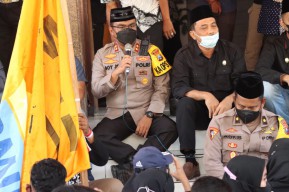 Jaga Mahasiswa Demo, Polisi di Nganjuk Berpeci Tanpa Senjata