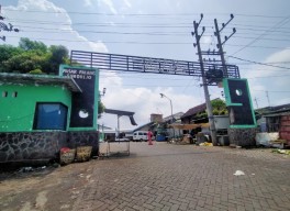 Sampah Berserakan, Pengunjung Sayangkan Kondisi Pasar Palang Sukorejo Terlihat Kumuh