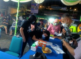 Bantu Percepatan, Polsek Prigen Gelar Vaksinasi di Kawasan Tretes Malam Hari