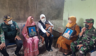 Sambangi Kediaman Alm Sertu Eka Andrianto, Gubernur khofifah: Mereka Gugur Sebagai Patriot Bangsa