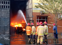 Pabrik Pengolahan Limbah B3 di Sidoarjo Terbakar, Dua Orang Terluka Akibat Oli Panas