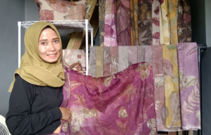 Tampil Beda dengan Kemeja Ecoprint saat Berlebaran