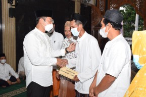 Guru Ngaji Hingga Takmir Masjid di Lamongan Terima Insentif