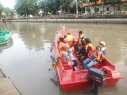 Wisata Perahu Kalimas Surabaya Jadi Primadona Saat Libur Lebaran