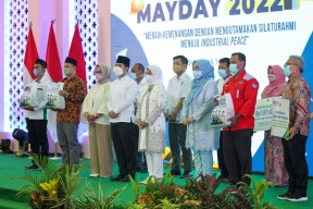 Peringati Hari Buruh, Menaker dan Wagub Jatim Ikuti Ketupat May Day