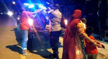 Tak Tega Lihat Pemudik Ban Motornya Bocor, Polisi Manyar Bantu Angkut ke Tukang Tambak Ban