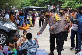 Kapolres Gresik Bagikan Masker di Wisata Setigi dan Pasir Putih Delegan