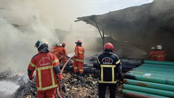 Sebuah Gudang di Asemrowo Surabaya Terbakar