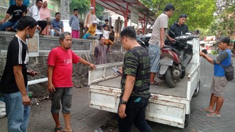 Penyakit Vertigo Kambuh, Sopir Grab Sasak 7 Motor di Depan Makam Sunan Giri Gresik