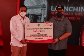 Bantu Tingkatkan Kualitas UMKM di Kediri, Bank Jatim Serahkan CSR Gerai Rumah Inkubasi