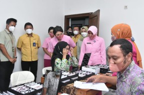 Petrokimia Gresik Beri Layanan Pemeriksaan Mata Bagi 130 Guru di Gresik