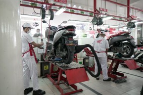 Service Motor Secara Rutin Hanya Di Bengkel AHASS, Ini Alasannya
