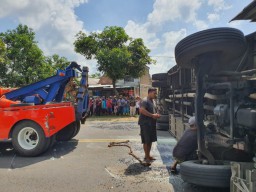 Bus Jurusan Yogyakarta-Surabaya Terguling di Madiun, 19 Penumpang Terluka