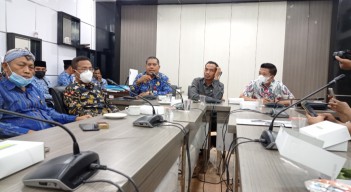 Koordinatori Pembelian Atribut dan Foto Pelantikan Kades, Kasus DPMD Gresik Diserahkan ke Inspektorat
