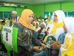 Kepada Calon Jamaah Haji, Khofifah: Segera Lakukan Vaksin Lengkap