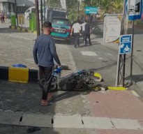 Brak, Mobil BPJS Kesehatan Nyeruduk Motor Hingga Fasiltas di Stasiun Madiun