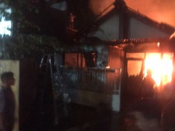 Gara-gara Ngecharge HP, Dua Rumah di Mojokerto Gosong
