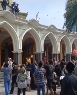 Viral Video Pengusaha Pecel Lele Lamongan Hamburkan Uang ke Warga