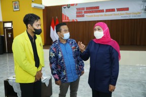 Khofifah Ajak Kolaborasi Mahasiswa di Bidang Ekonomi dan Energi Terbarukan