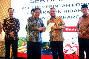 Pemkab Gresik Serahkan Hibah Anggaran Pola Trijuang Rp 3 Miliar Kepada Kementerian ATR/BPN