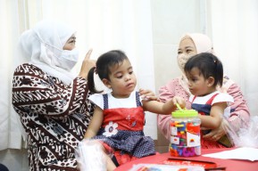Usai Jalani Operasi di RSUD dr Soetomo, Kepulangan Kembar Siam Annaya-Innaya ke Lombok Timur Dilepas Langsung Gubernur Khofifah