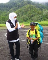 Ingin Jadi Atlet Paralayang, Bocah SD di Lumajang Ini Tawarkan Diri Jadi Panitia Porprov Jatim, Tugasnya Bantu Lipat Parasut