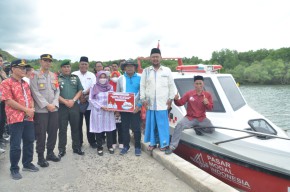 Bupati Gresik Serahkan 1 Unit Ambulan Laut dan Tinjau Progres Pembangunan PLTS Pulau Gili