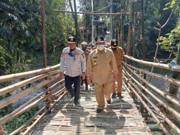 Warga Tulungagung Patungan Bangun Jembatan Darurat dari Bambu