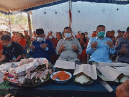 Gelar Labuh Laut Pantai Sine, Bupati Tulungagung Doakan Berkah untuk Nelayan