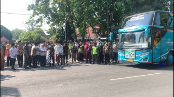 261 Calon Jamaah Haji Bojonegoro Kloter II Berangkat Menuju Asrama Haji Surabaya