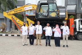 Bank Jatim Serahkan Bantuan Excavator Untuk Pemkab Gresik