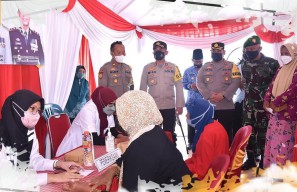 Peringati HUT Bhayangkara, Polres Lamongan Gelar Bakti Kesehatan Pengobatan Masyarakat dan Vaksinasi 