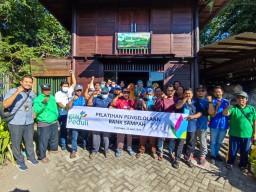 Majukan UMKM, Warga Tambak Cemandi Dilatih Pengelolaan Bank Sampah