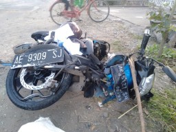 Brak! Tabrakan Pikap Lawan Motor di Ponorogo