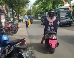 Diduga Hindari Tilang Elektronik, Emak-emak di Lamongan ini Tutupi Nopol dengan Celana Dalam Pink