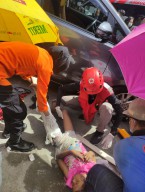 Kehilangan Kendali, Mobil Tabrak Warung dan 4 Motor