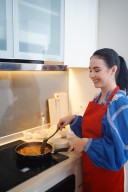Arumi Bachsin Akui Masak Pakai Kompor Induksi Lebih Efisien
