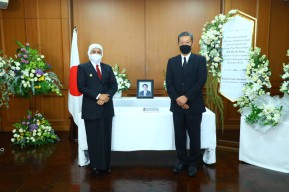 Khofifah Sampaikan Duka Mendalam ke Konjen Jepang atas Wafatnya Shinzo Abe